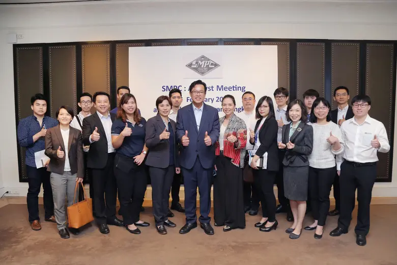 นายสุรศักดิ์ เอิบสิริสุข (แถวหน้าที่ 5 จา...