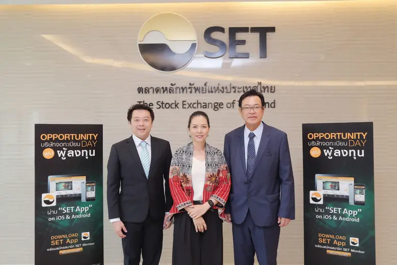 นายสุรศักดิ์ เอิบสิริสุข (ขวา) กรรมการผู้...