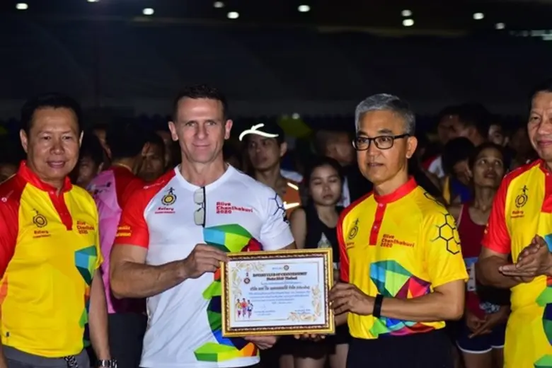 เมื่อเร็วๆนี้ นายเดนิส โอเว็น ฮอลตัน กรรมการผู้จัดก...