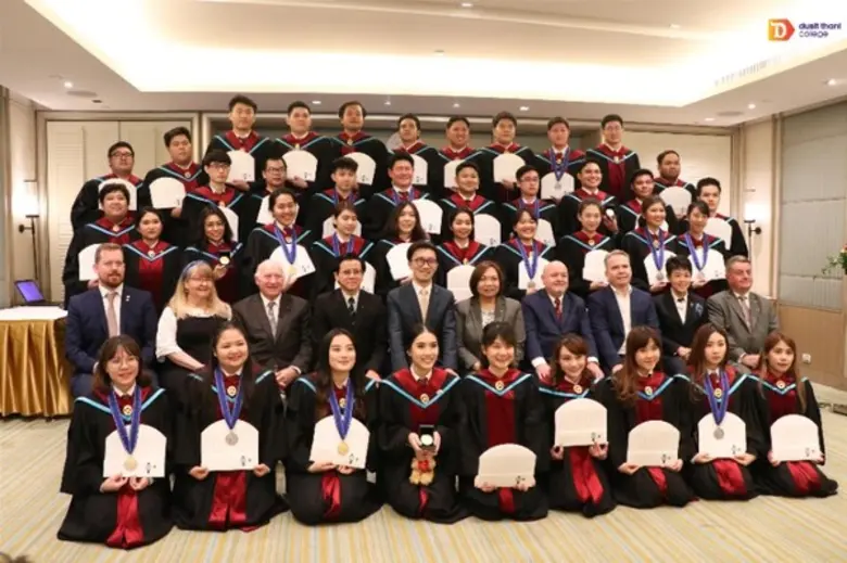 วิทยาลัยดุสิตธานี จัดพิธีมอบเหรียญและสวมหมวกเชฟให้กับผู้สำเร็จการศึกษา หลักสูตรนานาชาติ ที่ โรงแรมดุสิต ปริ๊นเซส ศรีนครินทร์ กรุงเทพฯ