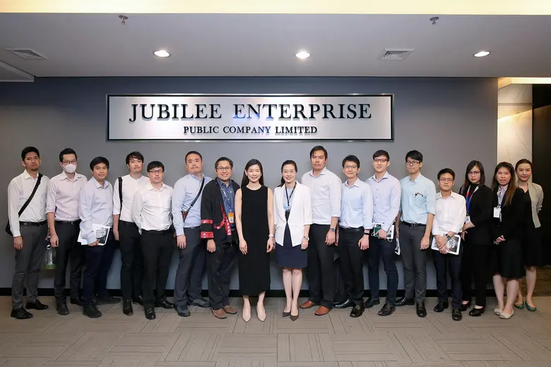 นางสาวอัญรัตน์ พรประกฤต (ที่ 10 จากขวา) ป...