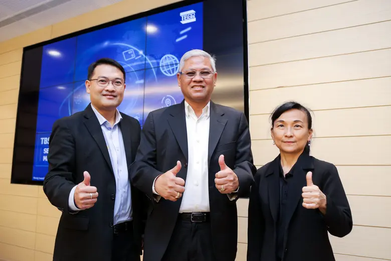 คุณณฐพงศ์ พินิตพงศ์กุล (กลาง) กรรมการผู้จ...