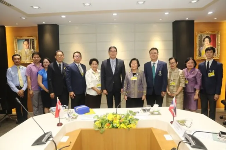 รศ. ดร. คุณหญิงสุมณฑา พรหมบุญ อธิการบดี พ...