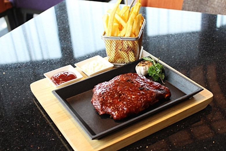 ห้องอาหาร เอ็ม ไวน์ เลาจน์ โรงแรมเมอร์เคี...