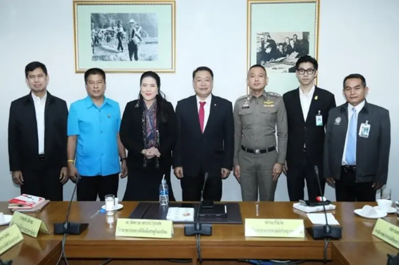 ผศ.(พิเศษ) นพ.พลวรรธน์ วิทูรกลชิต ผู้ตรวจ...