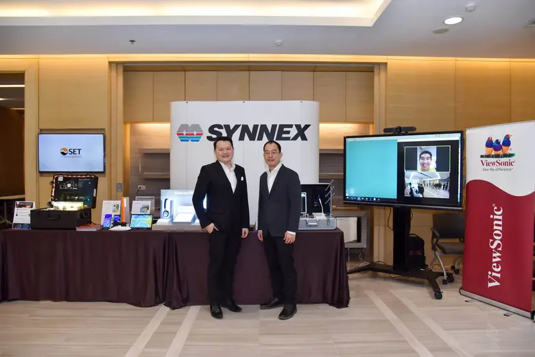 คุณทศพร นิษฐานนท์ (ซ้าย) ประธานเจ้าหน้าที...