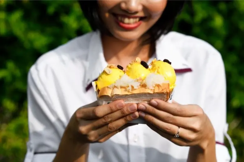 การนอนอาบแดดผ่อนคลายริมสระว่ายน้ำใจกลางมห...