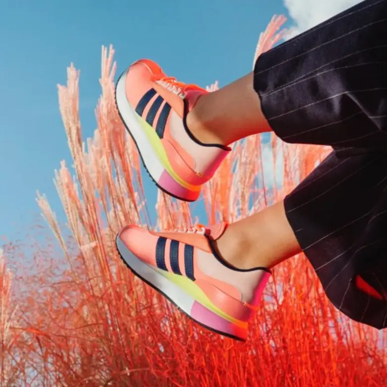 กลับมาอีกครั้งกับ ADIDAS ORIGINALS SL รอง...