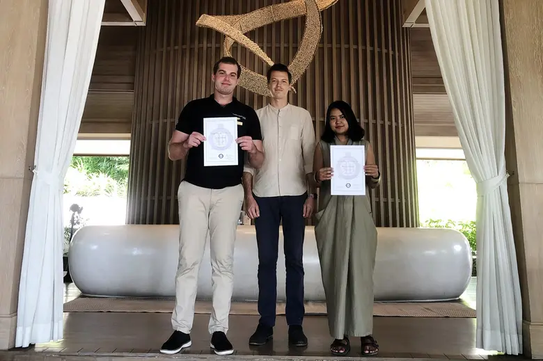 มร.ทิโม่ เคว้นซ์ลี่ (กลาง) ผู้จัดการทั่วไ...