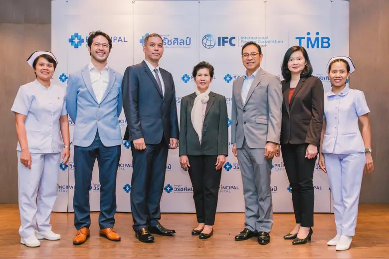 ดร.สาธิต วิทยากร (ที่ 3 จากขวา) ประธานคณะ...