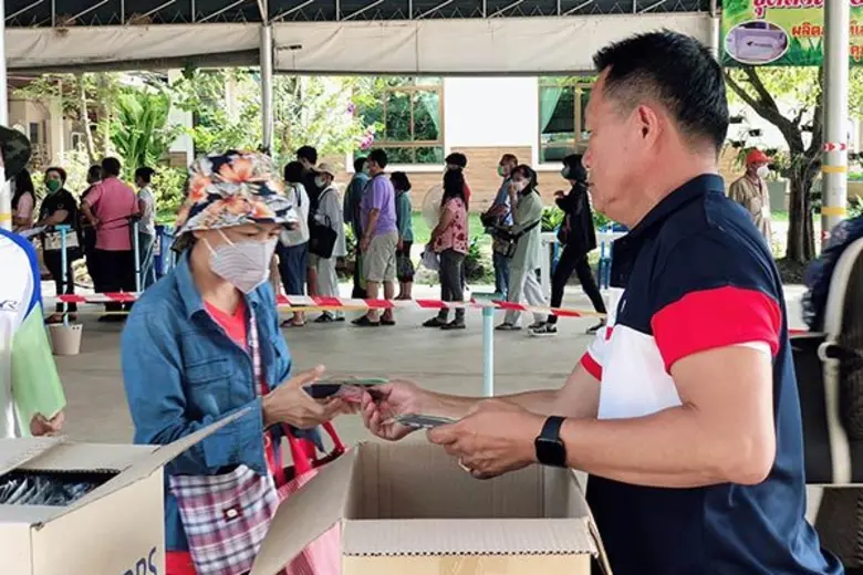 เพิ่มมาตรการคัดกรองเข้มข้นสกัดเชื้อไวรัสโควิด – 19 ในกิจกรรมแจก M HERBS สูตรหมอแสง