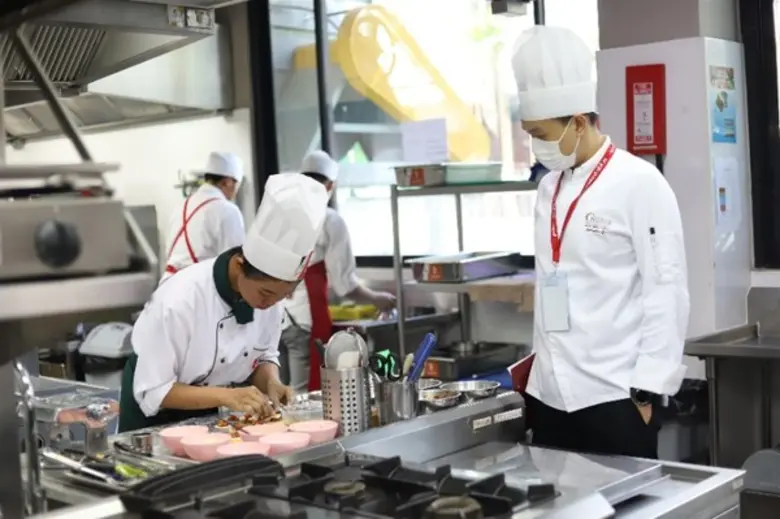 เวที “แข่งขันรุ่นเยาวชนคนประกอบอาหาร ฝีมือแรงงานแห่งชาติ ครั้งที่ 28” ที่วิทยาลัยดุสิตธานี จัดโดย กรมพัฒนาฝีมือแรงงาน กระทรวงแรงงาน