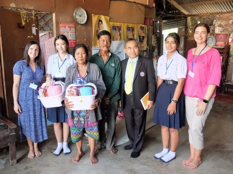 สมาคมสตรีอเมริกันแห่งประเทศไทยเยี่ยมนักเรียนทุนหญิงในการดูแลของมูลนิธิ EDF