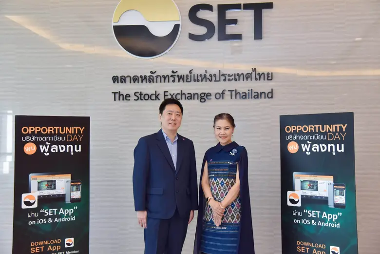 นางจินตณา กิ่งแก้ว (ขวา) รองกรรมการผู้จัด...