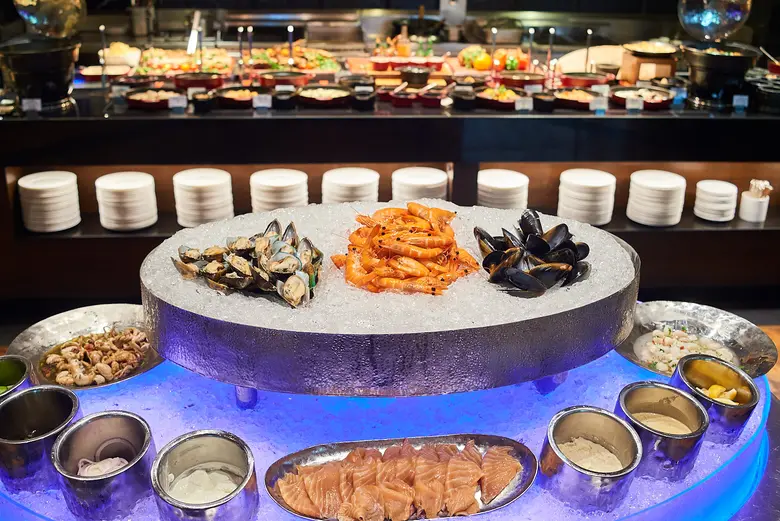 เต็มอิ่มกับบุฟเฟ่ต์นานาชาติ ใจกลางเมืองกร...