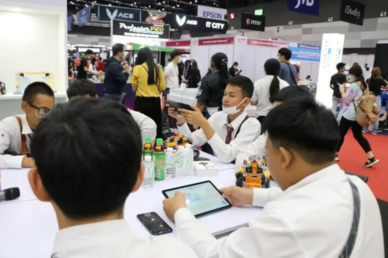 เปิดโลกการเรียนรู้กับห้องเรียนหุ่นยนต์อัจฉริยะ