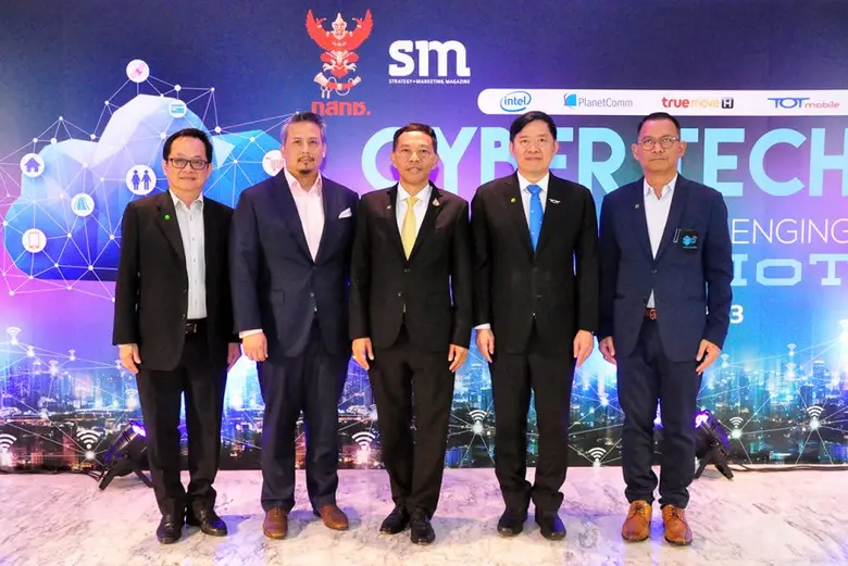 พล.อ.ท.ดร.ธนพันธุ์ หร่ายเจริญ (กลาง) รองเ...