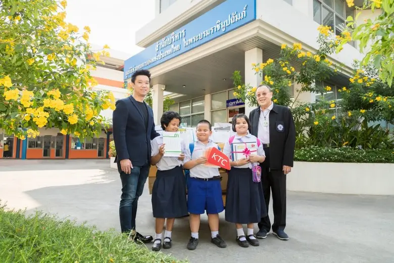 นายจิรายุส โชควิทยา (ซ้าย) ผู้อำนวยการ กา...