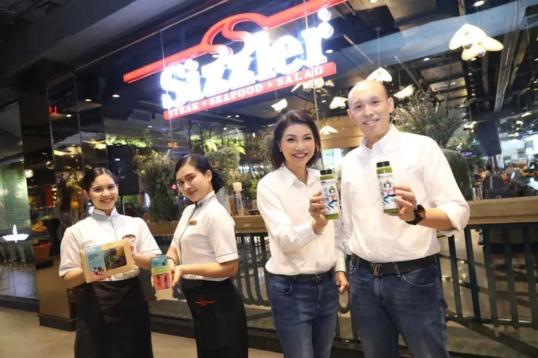 นายกรีฑากร ศิริอัฐ ผู้จัดการทั่วไป และ นา...