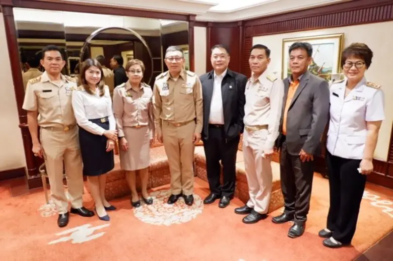 ผศ.(พิเศษ) นพ.พลวรรธน์ วิทูรกลชิต ผู้ตรวจ...