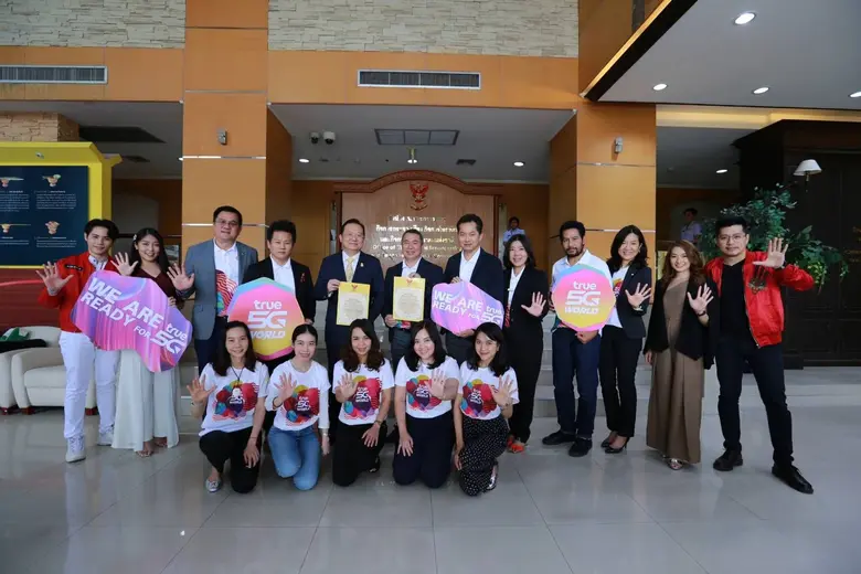 พล.อ. สุกิจ ขมะสุนทร (คนที่ 4 จากขวา) ประ...