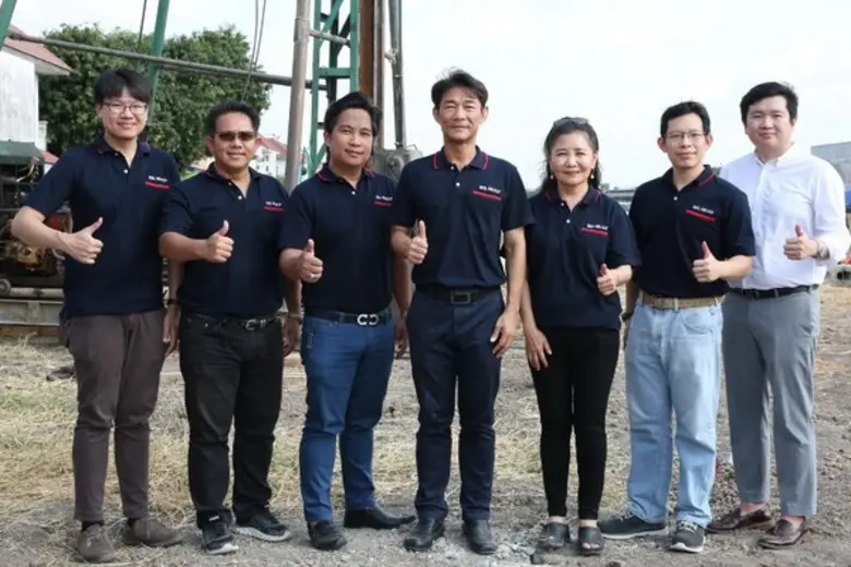 สุนทร สถาพร (ที่ 4 จากซ้าย) กรรมการผู้จัด...