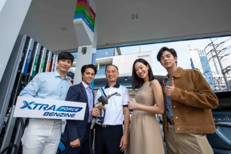 อเล็กซ์ เรนเดลล์ และพีช พชร จิราธิวัฒน์ พ...