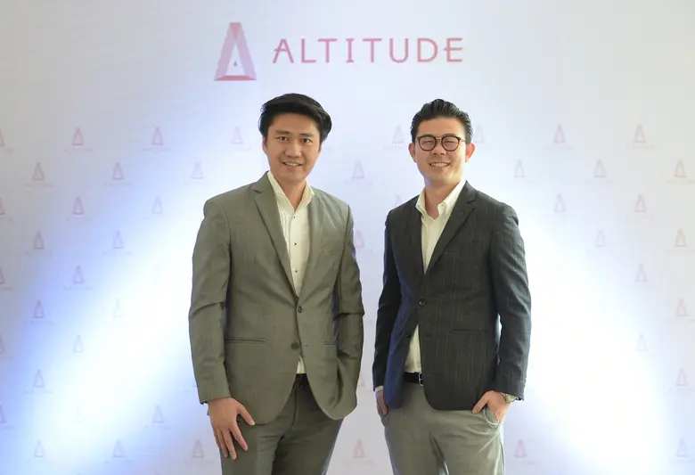 นายชยพล หรรรุ่งโรจน์ (คนซ้าย) ประธานเจ้าห...