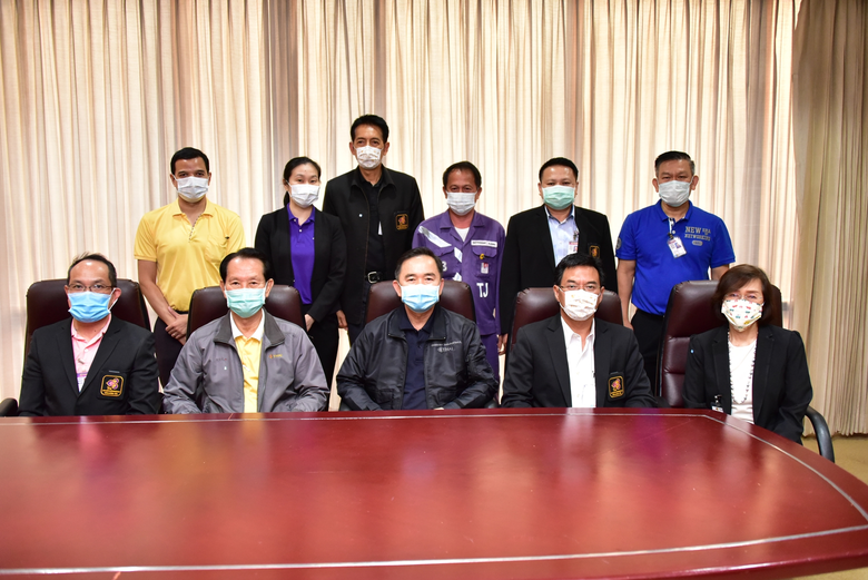 นายจักรกฤศฏิ์ พาราพันธกุล (แถวนั่งที่ 3 จ...