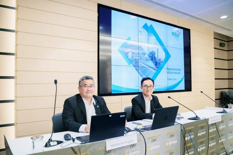 นายนิพนธ์ บุญเดชานันทน์ (ขวา) ประธานเจ้าห...