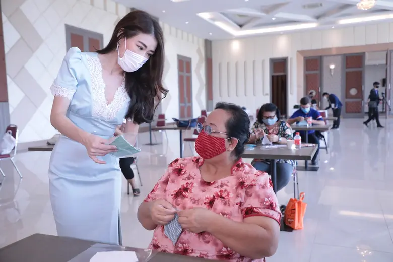 'สาธิตกรุงเทพธนฯ-ม.กรุงเทพธนฯ-กพร.’ ร่วมผลิตหน้ากากผ้า-เจลล้างมือ แจก ปชช.