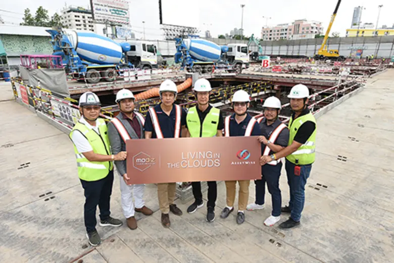 เกรียงศักดิ์ เหี้ยมโท้ (ที่ 3 จากซ้าย) ปร...