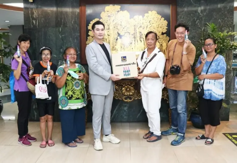 นายจรัสพงศ์ ล่ำซำ (ที่4จากขวา) ผู้อำนวยกา...