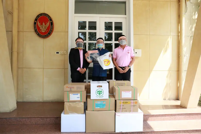 นายอภิรัตน์ สุคนธาภิรมย์ ณ พัทลุง (กลาง) ...