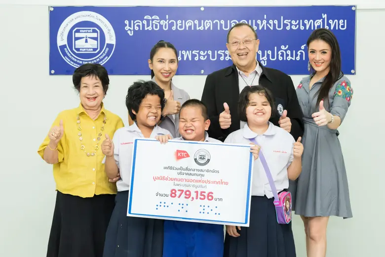 นางสาวสิรีรัตน์ คอวนิช (กลางซ้าย) ผู้อำนว...