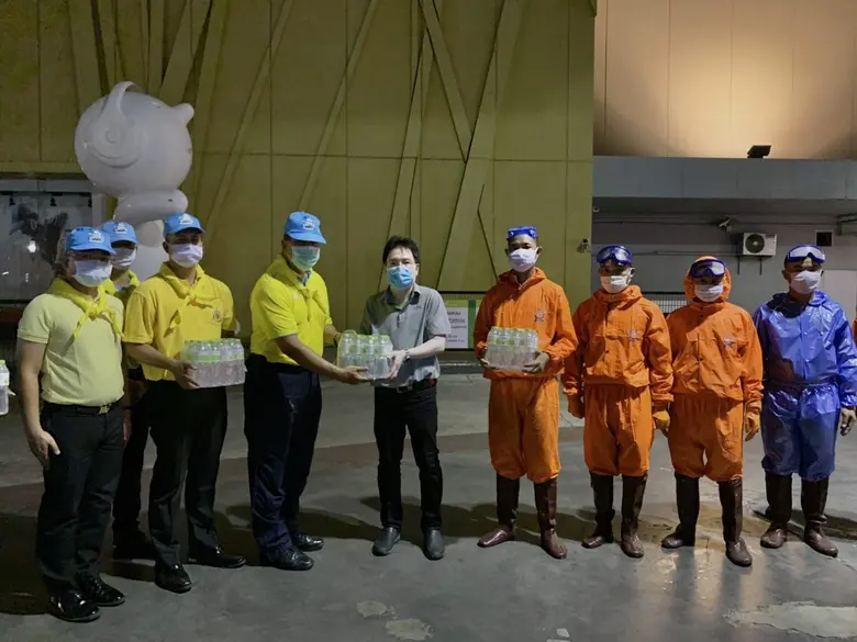 นายเอกรัตน์ ชลลัมพี (ที่ 4 จากซ้าย) ผู้อำ...