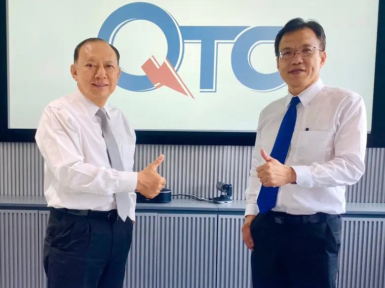 นายพูลพิพัฒน์ ตันธนสิน (ซ้าย) ประธานเจ้าห...