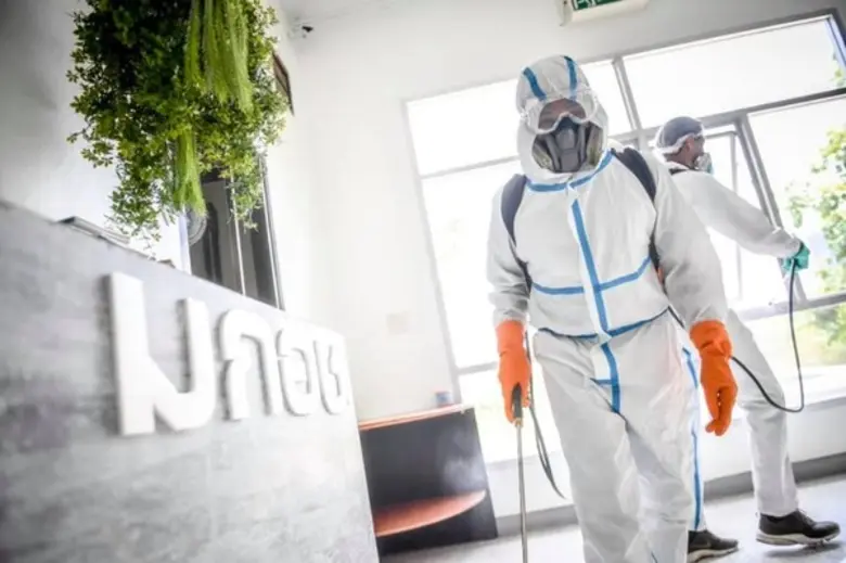 มกอช. ประสาน กรมปศุสัตว์ ฉีดพ่นน้ำยาฆ่าเชื้อโรค COVID-19 รอบพื้นที่สำนักงาน สร้างความมั่นใจให้ผู้ปฏิบัติงานและผู้มาติดต่อราชการ