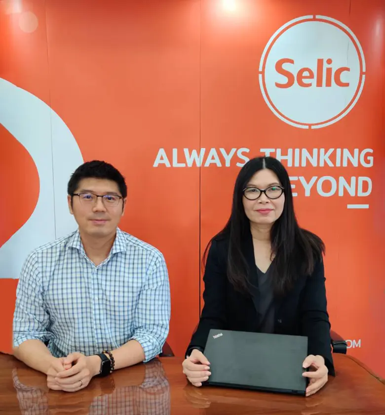 นายเอก สุวัฒนพิมพ์ (ซ้าย) ประธานเจ้าหน้าท...