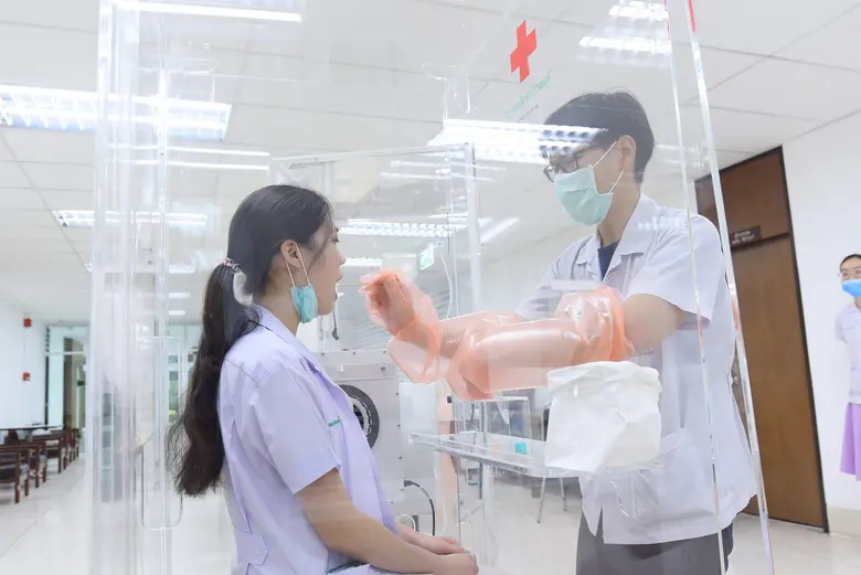 “ตู้ความดันลบเก็บสิ่งส่งตรวจจากผู้ป่วย” นวัตกรรมจากแพทย์จุฬาฯ  เพื่อความปลอดภัยในการตรวจเชื้อ COVID-19