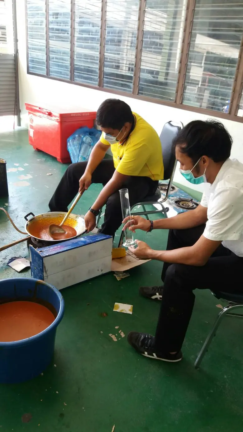 วท.กระบี่ร่วมใจสู้ภัยโควิด-19 ผลิตสบู่เหลวล้างมือจากน้ำมันปาล์มดิบ