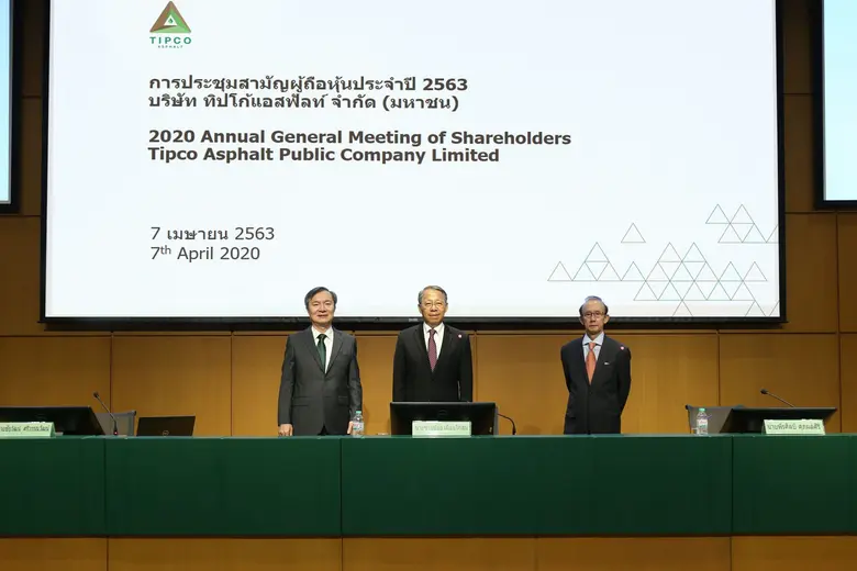 คุณชายน้อย เผื่อนโกสุม (กลาง) ประธานกรรมก...