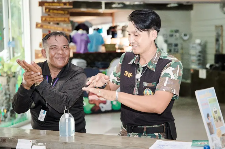 ส่องชีวิต "นักรบแห่งพงไพร" ในวันที่ป่าได้หยุดพัก แต่หน้าที่พิทักษ์ฯ ไม่เคยหยุด ไบโอฟาร์ม ส่งมอบยาและเจลล้างมือ สนับสนุนการทำงานของเจ้าหน้าที่