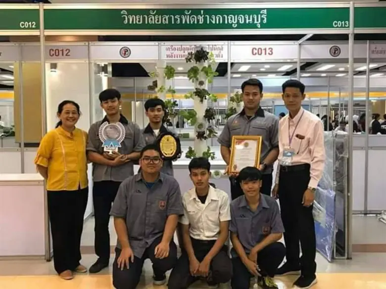 นศ.สารพัดช่างกาญจนบุรีเชิญชวนคนไทยให้ “อยู่บ้าน หยุดเชื้อ เพื่อชาติ” โดยการปลูกผักทานเองด้วยเครื่องปลูกผักไฮโดรโปนิกส์พลังงานแสงอาทิตย์แนวตั้ง