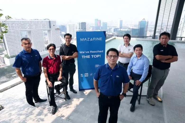 พิพัฒณ์ นิยะถิรกุล (ที่ 4 จากซ้าย) ผู้อำน...