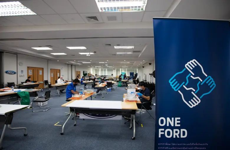 อาสาสมัครพนักงานฟอร์ดในประเทศไทยร่วมผลิตหน้ากาก ป้องกันใบหน้า 100,000 ชิ้น เพื่อบุคลากรทางการแพทย์และสนับสนุนหน่วยงานต่างๆ รับมือโควิด-19