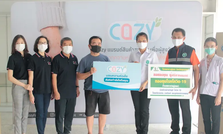 นางสาวกาญจน์ดา ขจรเนติกุล (คนแรกซ้าย ) กร...