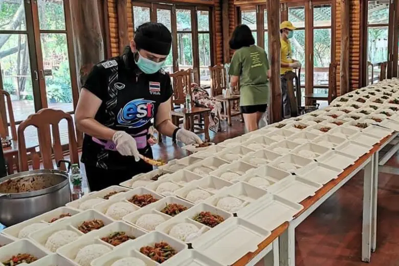 Gossip News: ASIAN ปันน้ำใจ ส่งมอบอาหารให้ทีมสาธารณสุขและผู้เฝ้าระวังใน จ.สมุทรสาคร