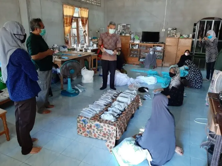 สพร.23 ปัตตานี ร่วมกับเครือข่ายชาวบ้านสาธิตการทำหน้ากากอนามัย มอบให้กับประชาชนในพื้นที่