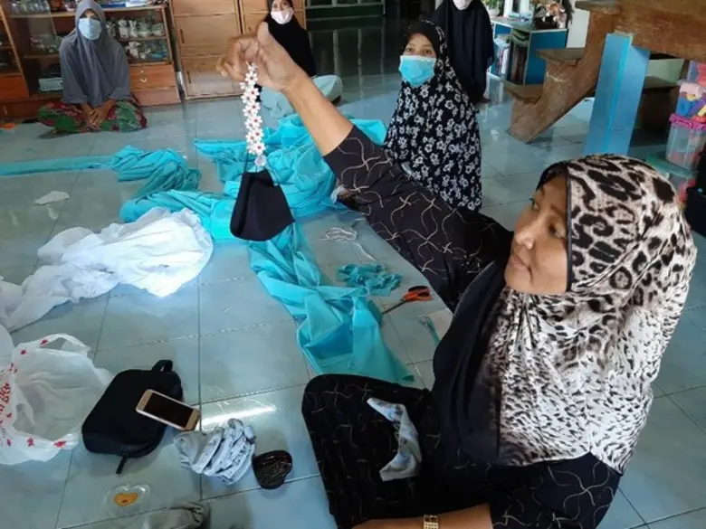 สพร.23 ปัตตานี ร่วมกับเครือข่ายชาวบ้านสาธิตการทำหน้ากากอนามัย มอบให้กับประชาชนในพื้นที่